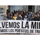 Varios mineros se concentran a las puertas del Hotel Conde Luna con motivo de la visita de la presidenta de la Comunidad de Madrid, Cristina Cifuentes, a León