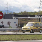 La estación de servicio de Repsol en la A-6, cerca de Columbrianos, donde se abrirá la planta.