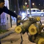 Un operario retira el chopo caído ayer en Madrid a causa del temporal