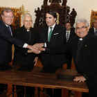 Silván, Julián López, Suárez-Quiñones y Puente se felicitan por la firma del acuerdo. RAMIRO