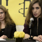 María Aliójina (izquierda) y Nadezhda Tolokónnikova, en la rueda de prensa que han ofrecido este martes en Nueva York.