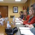 Suárez-Quiñoñes y Salgueiro, ayer, al frente de la reunión celebrada en la Delegación del Gobierno.