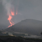 Vista del los ríos de lava que descienden por la ladera del volcán en una imagen tomada este martes desde la localidad de Tazacorte, en la isla de La Palma. ÁNGEL MEDINA G.