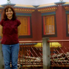 Maura Llamas, profesora del curso, junto a un monasterio en la localidad de Mirik, al norte de la India