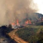 Un helicóptero acude a sofocar las llamas del incendio de Orense