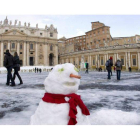 Un muñeco de nieve permanece en la plaza de San Pedro en Ciudad del Vaticano hoy, domingo, 5 de febrero de 2012.