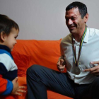 Antonio Peñalver, con su hijo en su casa de Murcia.