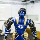 Éste es el robot King Louie, creación del Laboratorio de Robótica y Dinámica de la Universidad Brigham Young.