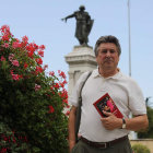 El escritor leonés Luis Carrizo, con un ejemplar de su obra en la mano.