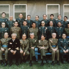 Foto de familia de los procesados por el golpe del 23-F. Jesús Muñecas aparece el tercero por la izquierda en la fila superior. Antonio Tejero, el primero de los sentados por la derecha.