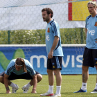 Fernando Torres (d) y Juan Mata (c) serán la punta de lanza de España ante Corea del Sur.
