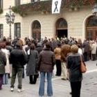 Trescientos vecinos de Sabadell se concentraron frente al Ayuntamiento para condenar el crimen