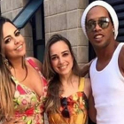 Ronaldinho posa con las dos mujeres.