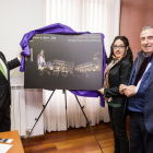 Pablo San José, la fotógrafa María Edén con una de sus obras que es el cartel oficial de la Cámara de Comercio para promocionar la Semana Santa, y Alfredo Martínez.