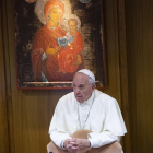El papa: ¿Qué diferencia hay entre llevar plumas o el tricornio de cardenal?