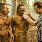 Mel Gibson da instrucciones en el rodaje de 'Apocalypto'.