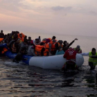 Una embarcación de migrantes llegando a la isla de Lesbos el domingo día 20 de marzo.