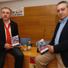 El escritor Ricardo Magaz y el director del IlC y poeta Adolfo Alonso Ares, ayer en el Club de Prensa. RAMIRO