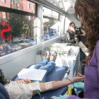 Una mujer joven dona sangre en León durante una de las campañas organizadas por la Hermandad de Donantes.