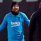Messi y Valverde conversan en el inicio de la última sesión preparatoria antes del partido frente al Sevilla.