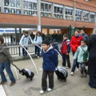 Los niños del colegio público de Flores del Sil (ayer a la salida) tendrán en el 2011 un nuevo centr