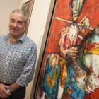 El empresario Gustavo Postigo, con la última de las adquisiciones de su colección de arte. FERNANDO OTERO PERANDONES