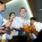 Rajoy es saludado por simpatizantes durante el mitin de apertura del curso político.