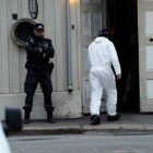 Agentes de policía inspeccionan el lugar de los hechos tras el ataque en Kongsberg. TERJE BENDIKSBY