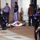 Miembros de la Policía Nacional y de los Servicios Forenses junto al cadáver del hombre.