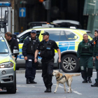 Agentes de policía británicos en el mercado de Borough en Londres, uno de los escenarios de los atentados terroristas del pasado 3 de junio.