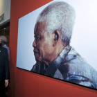Ban Ki-moon visita el memorial de Nelson Mandela en Johannesburgo, este lunes.