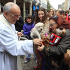 El párroco Jesús Álvarez bendijo a las mascotas en el centro de Cacabelos.