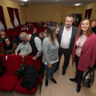 Virgina Barcones y Eduardo Morán, ayer, a su llegada a la reunión del PSOE en Camponaraya. ANA F. BARREDO