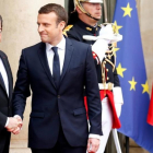 Saludo entre François Hollande y Emmanuel Macron.