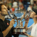 Roger Federer y Belinda Bencic besan la copa Hopman.
