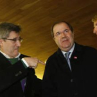 Francisco Álvarez bromea con Juan Vicente Herrera en presencia de Jesús Calleja tras ponerle un pin