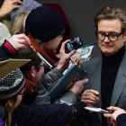 El actor Colin Firth, firmando autógrafos en el estreno de 'El editor de libros'.