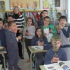 Un grupo de alumnos del colegio de Cistierna tras recibir los árboles de acebo.