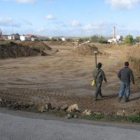 Dos operarios trabajando ayer en la zona.