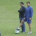 Nacho observa el entrenamiento de ayer junto al preparador físico