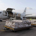 El avión de la ONU cargado con toneladas de comida llega a Mogadiscio.