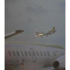 Un avión aterriza en malas condiciones, en una imagen de archivo