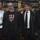 Álex de la Iglesia junto a los actores Carolina Bang (su pareja), José Mota, y Fernando tejero, en la presentación del filme'La chispa de la vida', en Valencia.