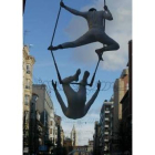 El grupo Circense «Los Bolados» sobre el trapecio