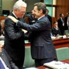 El presidente del Parlamento Europeo, Hans-Gert Poettering, saluda a Sarkozy en presencia de Fillon