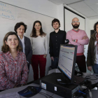 Araceli Cristobalena Frutos y el equipo de investigadores en el edificio Crai-TIC.