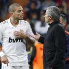 Pepe conversa con Mourinho durante un partido de Liga.