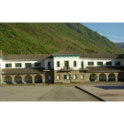 Imagen de las antiguas escuelas de Villablino antes de ser demolidas por Turespaña, que calificó su estado como de «deterioro». DL