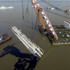 Vista aérea de la operación de rescate del barco naufragado en el río Yangtsé.