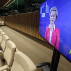 Imagen de televisión de Ursula Von der Leyen en la sala del Parlamento Europeo. OLIVER HOSLET